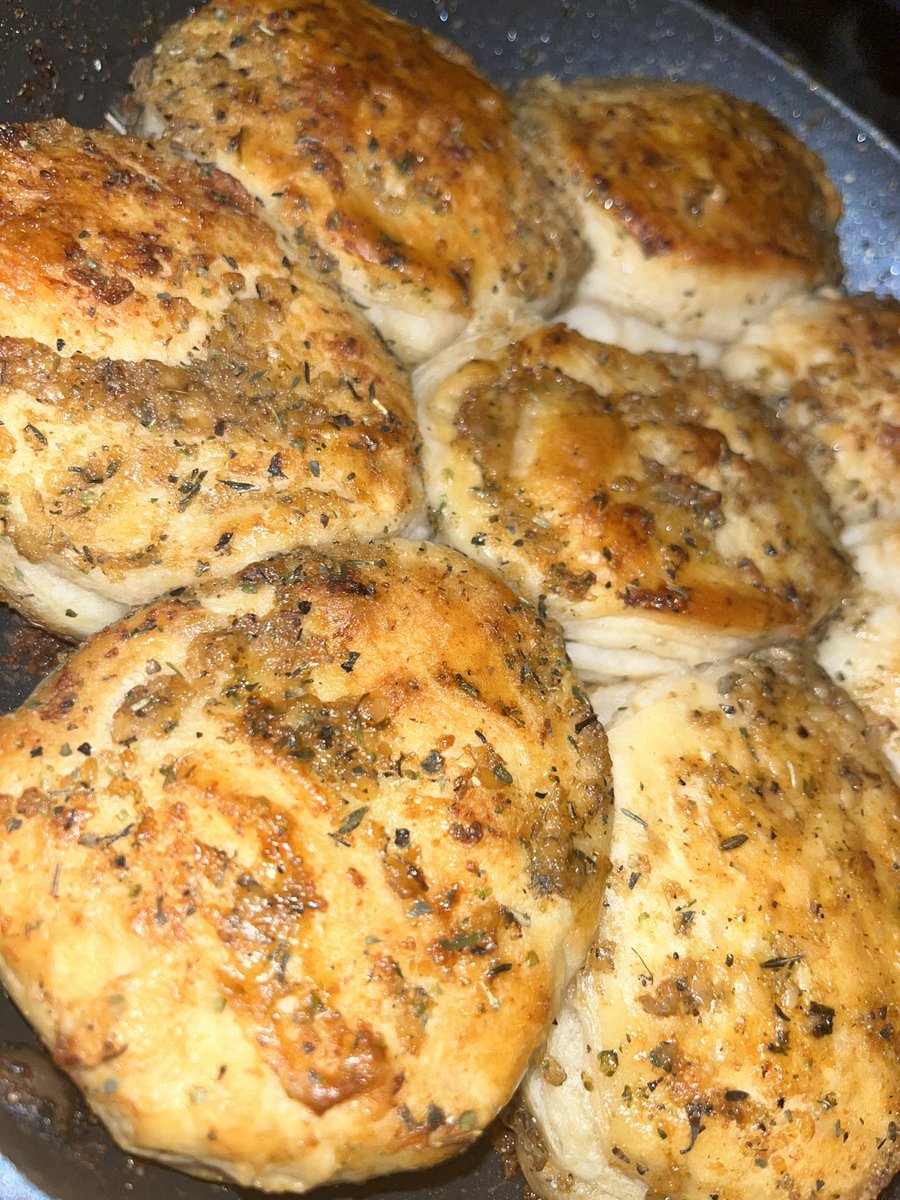 OG____Crissy's tweet image. 😈Chef Cris 🥰👩🏽‍🍳😮‍💨 seafood gumbo and honey garlic biscuits 🥶