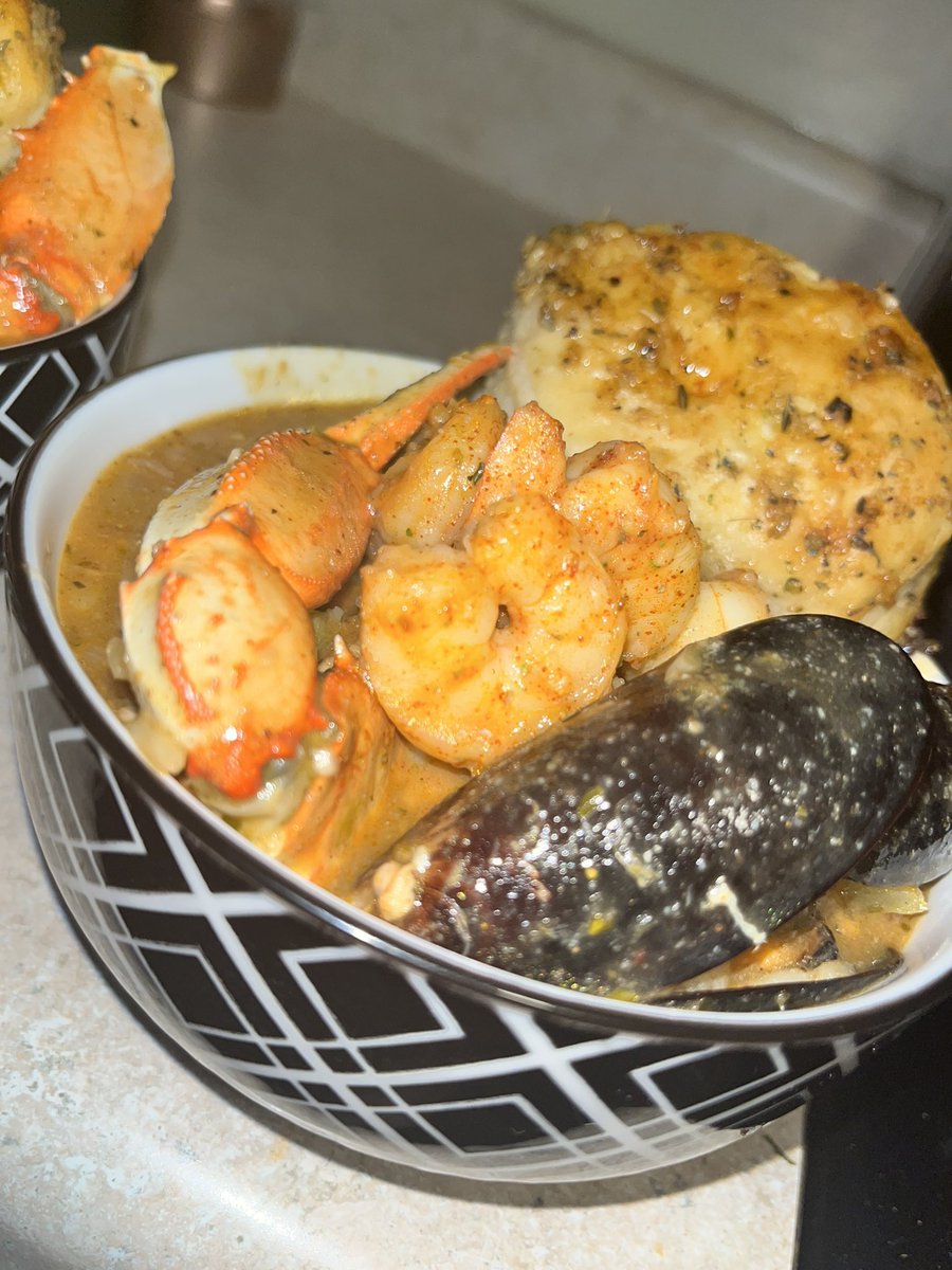 OG____Crissy's tweet image. 😈Chef Cris 🥰👩🏽‍🍳😮‍💨 seafood gumbo and honey garlic biscuits 🥶