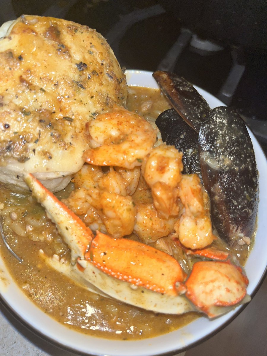 OG____Crissy's tweet image. 😈Chef Cris 🥰👩🏽‍🍳😮‍💨 seafood gumbo and honey garlic biscuits 🥶
