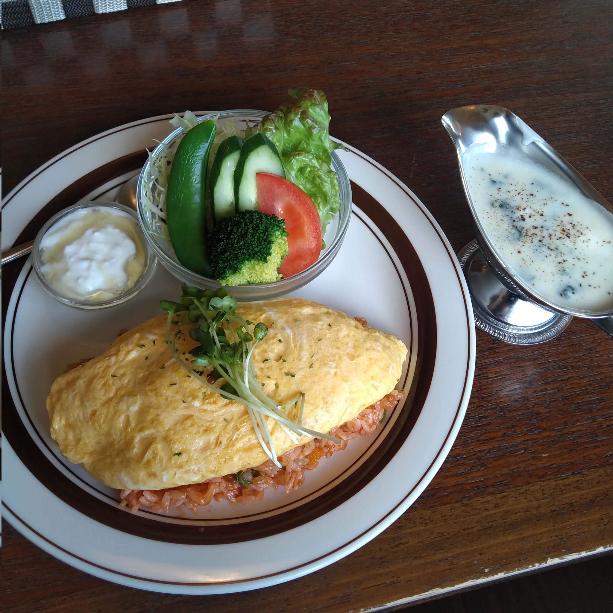出雲で暮らす 今日はカフェ ビートルさんに落ち着いております ずっとビートルズ流れてるし ビートルズの写真やグッズだらけなの面白いですね ホワイトオムライス美味 カフェオレも可愛いのきた 出雲ランチ 出雲カフェ T Co Dmj5ehcrtn