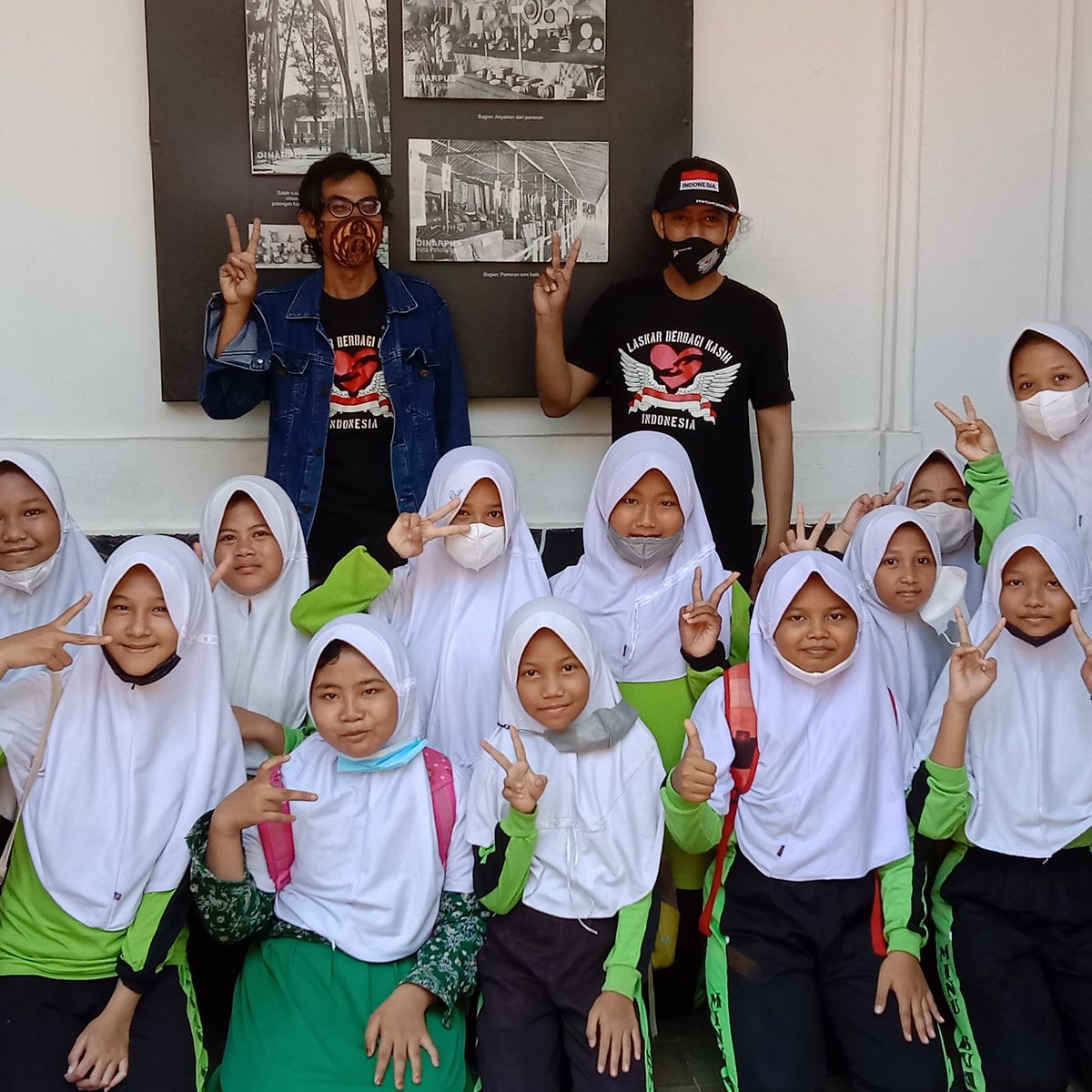 PancasilaDamai's tweet photo. Gerakan @L_BerbagiKasih bersama simpatisan peduli anak, sedang merancang konsep kegiatan bermain ramah anak.
#LaskarBerbagiKasih
#BerbagiItuIndah
#BerbagiItuKeren https://t.co/o2TB7tqBVN