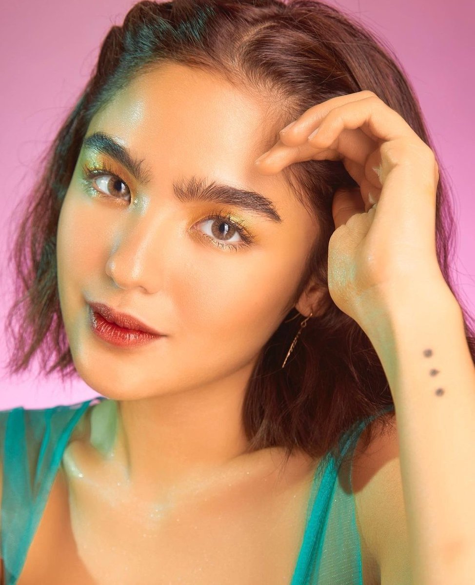 blythecosmetics's tweet photo. Watch me glow wearing my fave Eye Crayon in the shade 'Glow Apart'! 🤩✨

Get yours now and tag me, Blythe Babies! 😍

#BlytheByCareline #NeonOrNever
@iamandrea_b https://t.co/tnDQCVnQ8G