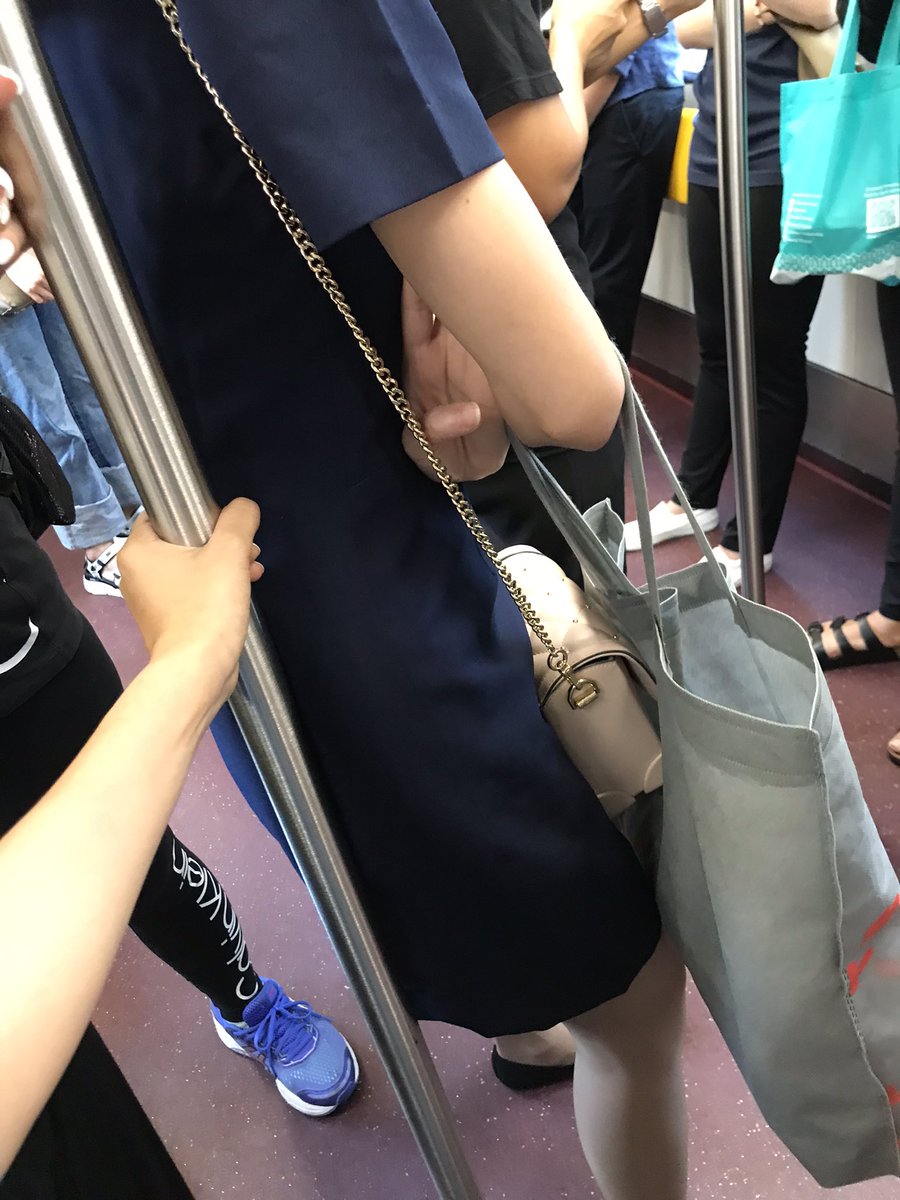 ขึ้นบีละเจอคนยืนพิงเสา กูก็เข้าไปบอกเค้าว่ารบกวนไม่ยืนพิงเสาได้มั้ยคะ ชีมองหน้ากูละถามว่า เค้าห้ามยืนพิงเสาหรอ อีดอก กุเลยสวนไปว่าคนอื่นเค้าจับลำบากไงคะ นางก็แบบ ก็เอื้อมจับข้างบนเอาสิ กุแบบ คนแบบนี้ก็มีเน่อะอีเหี้ย สุดท้ายมันก็ยืนพิงเหมือนเดิม