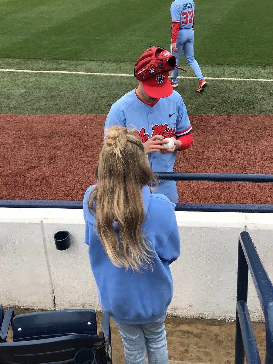 HeatherH_628's tweet photo. Thanks @Wes55Burton for that autograph today for Scarlett.  She appreciates your level of psycho.  😂 #itwasfreezing #weloveRebelbaseball https://t.co/7TBghczXI0