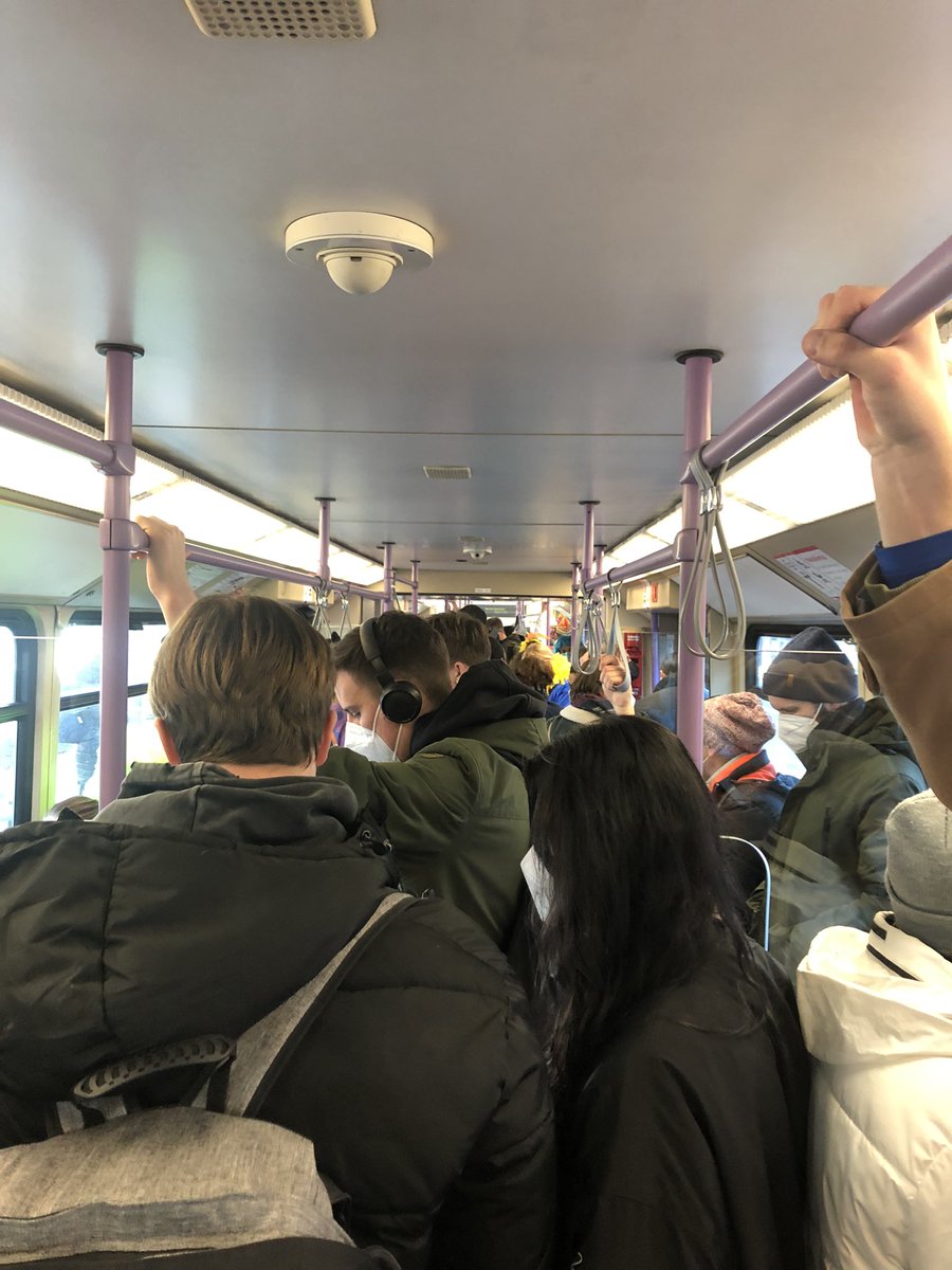 tessbechtold's tweet photo. Köln auf dem Weg zur Friedensdemo statt zum Rosenmontagszug. So voll war die Bahn hier an den bisherigen Karnevalstagen nicht mal annähernd. 🇺🇦 #köln #Friedensdemo https://t.co/lvuA9BhBHo