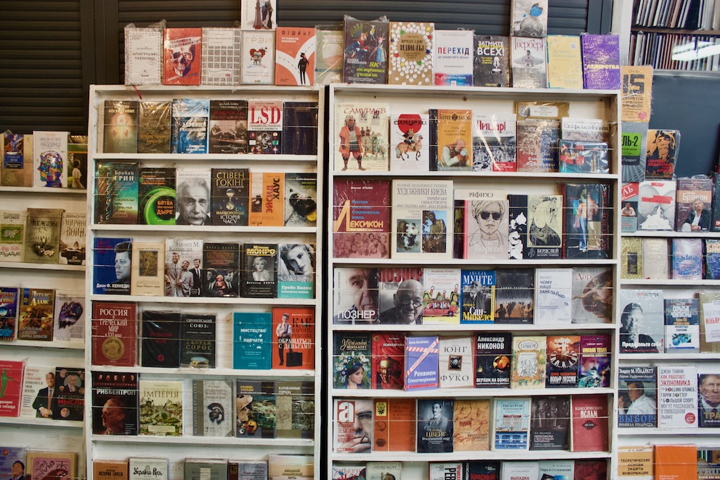 bookshop_org_UK's tweet photo. Independent booksellers across the UK have created reading lists exploring the politics, history and culture of the Ukrainian people: https://t.co/41ton17htZ

📸 Petrivka Book Market #ReadingUkraine https://t.co/eBLf30c3Mu
