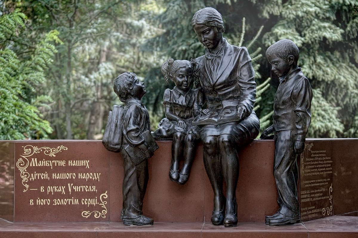 Фото памятников учителю. Памятник учителю в Саратове. Памятник учителю в Оренбурге. Памятник первой учительнице. Скульптура учителя.