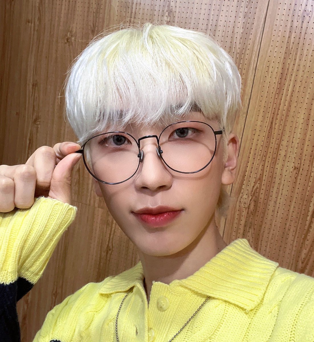 [#호수]

볶은 머리💛
노란 꼬까옷🌻
귀여운 안경🤓

#BLACK_LEVEL #블랙레벨 #호수 #Hosu