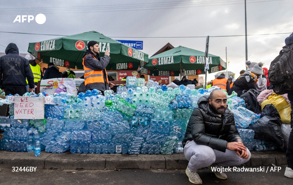 Solidarité 💙💛 La France a envoyé 33 tonnes d'aide humanitaire pour venir en aide aux Ukrainiens #AFP