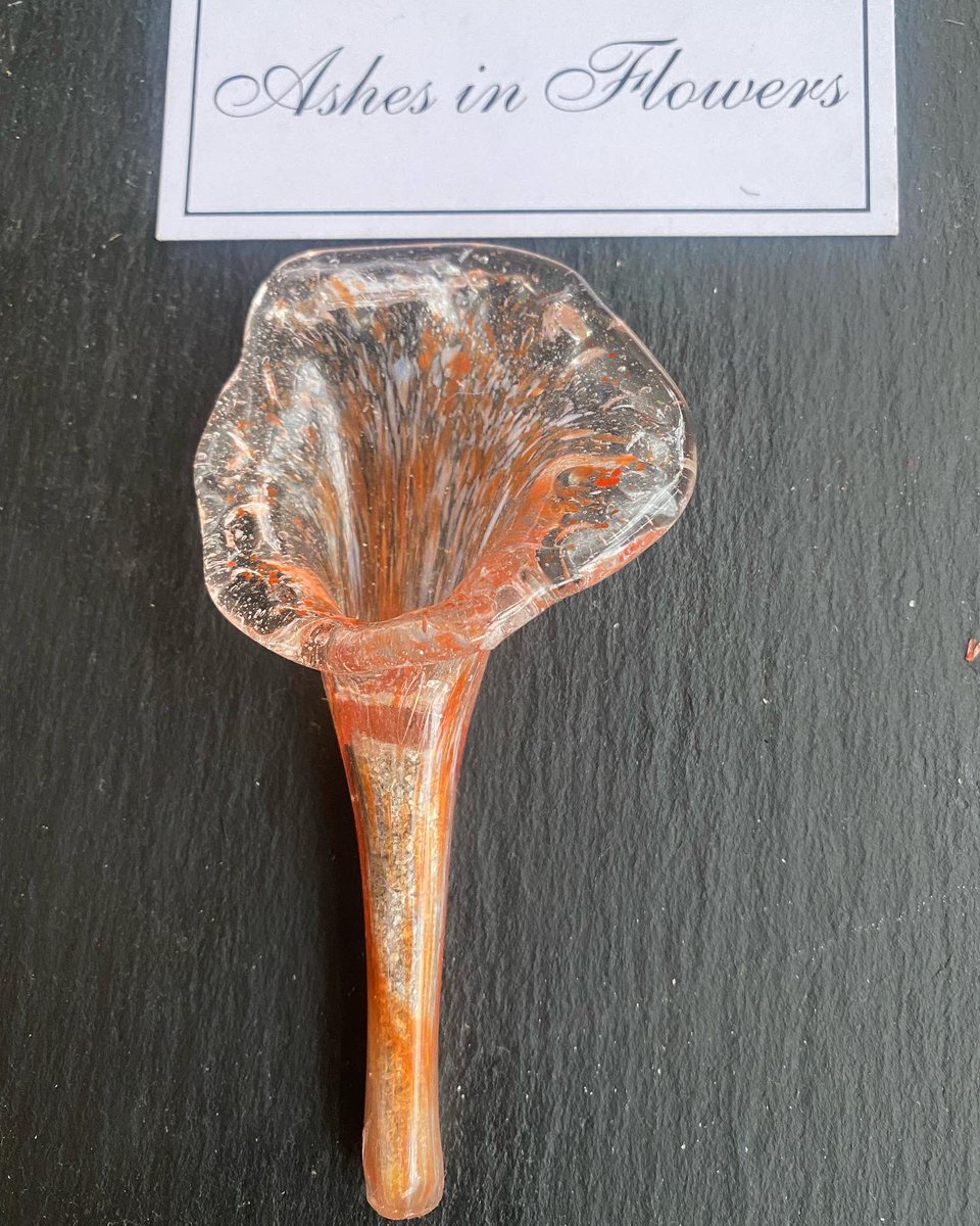 MarkRoom2's tweet photo. Ashes in flowers a small amount of a loved ones ashes sealed in a genuine Stourbridge Glass Flower available in a colour(s) of your choice samples foc to funeral directors #memorialglass #glass #stourbridgeglass https://t.co/nAR76qPopD