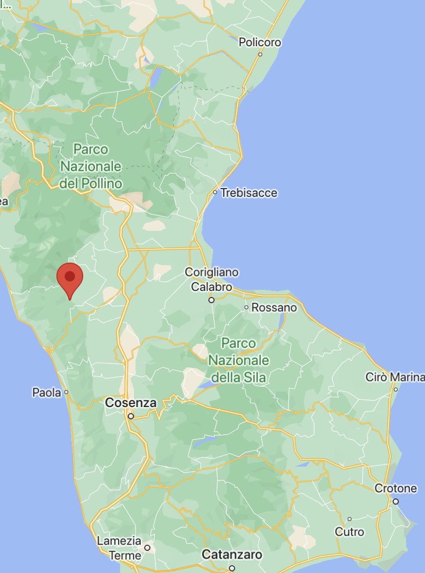 calabriaonline's tweet photo. Buongiorno a tutti.
Il confronto è alla base di ogni democrazia, guardate come sono disposte queste panchine adiacenti il Castello di #Malvito (Cs).
Una preghiera 🙏 per ciò che sta accadendo in Ucraina, la guerra non è mai una soluzione. https://t.co/1Ly3XhWeiF