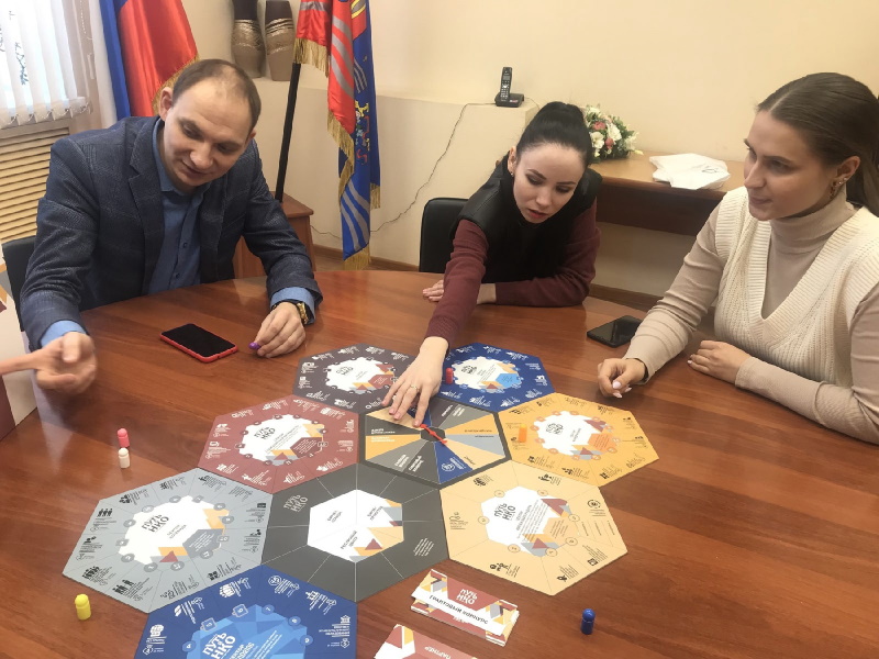 В #Ивановскийдомнациональностей прошла презентация деловой игры «Путь в НКО». Ведущий - замдиректора #ИДН Борис Мурванидзе. Участники - представители молодежных общественных организаций Ивановской области — «Новый Рубеж», «Молодая гвардия» и «Мы россияне» idn-37.ru/200222-v-ivano…