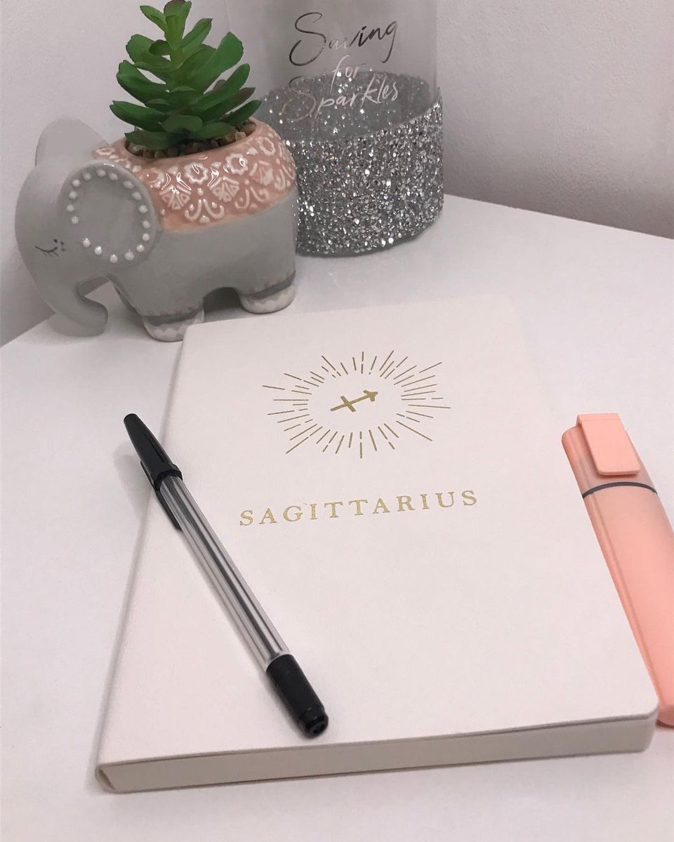 Your mindful reminder to try journaling at the start of each day 🤍

📸 @meganmariaw