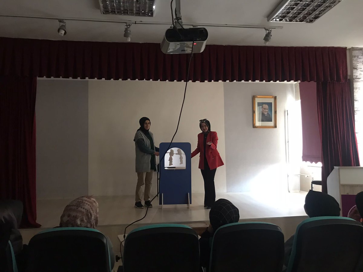 Erdem faaliyetlerimiz kapsamında çocuk gelişimi öğretmenimiz Gizem MAYTALMAN  Karagöz ve Hacivat gölge oyunu ile adil ve eşit davranma değerini anlattı.