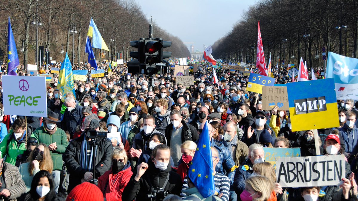 JDemnitz's tweet photo. „Stoppt den Krieg!“ – Hunderttausende Menschen haben auf der Friedensdemo das sofortige Ende des Krieges in der #Ukraine gefordert. https://t.co/8P6qtzG3MV https://t.co/vWXimZRdIv