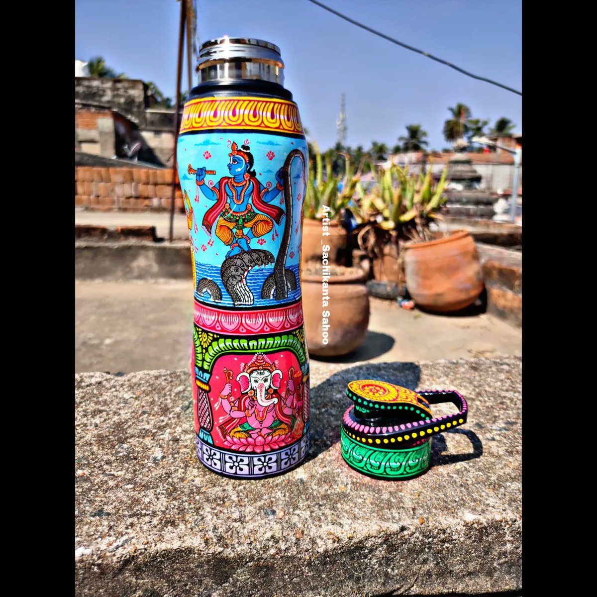 ISachikant's tweet image. Original and authentic pattachitra design is now on copper bottle.
Hand-painted with natural Stone colors and usable also.
Wanna make your office table beautiful or showcase anywhere then don't think much just own it.
DM for ORDERS 📩
#bottledesigns
#pattachitra #etsy #art #buy