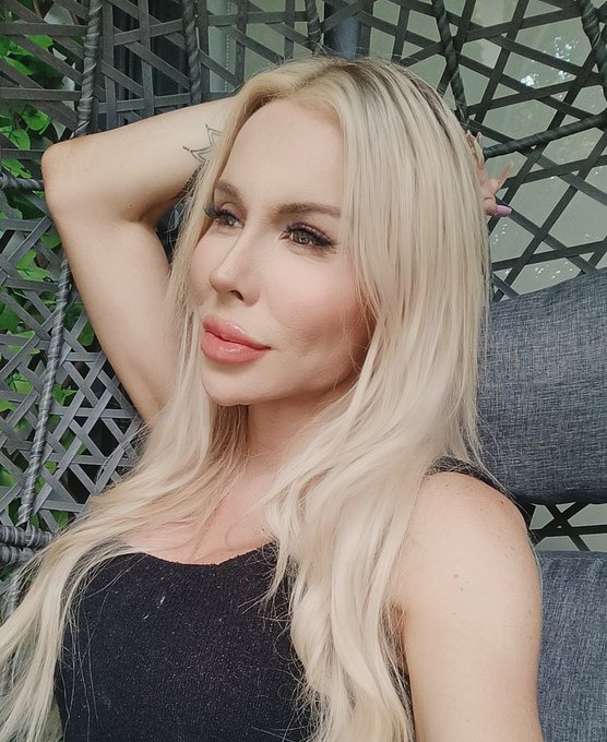 First time wearing makeup in 1 month and first pictures since post revision rhinoplasty.. can you believe<a href="/tag/mvsales"class="tags"><span>#mvsales</span></a><a href="/tag/mvtrans"class="tags"><span>#mvtrans</span></a>