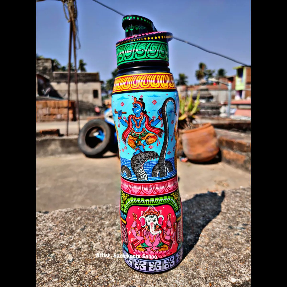 ISachikant's tweet image. Original and authentic pattachitra design is now on copper bottle.
Hand-painted with natural Stone colors and usable also.
Wanna make your office table beautiful or showcase anywhere then don't think much just own it.
DM for ORDERS 📩
#bottledesigns
#pattachitra #etsy #art #buy