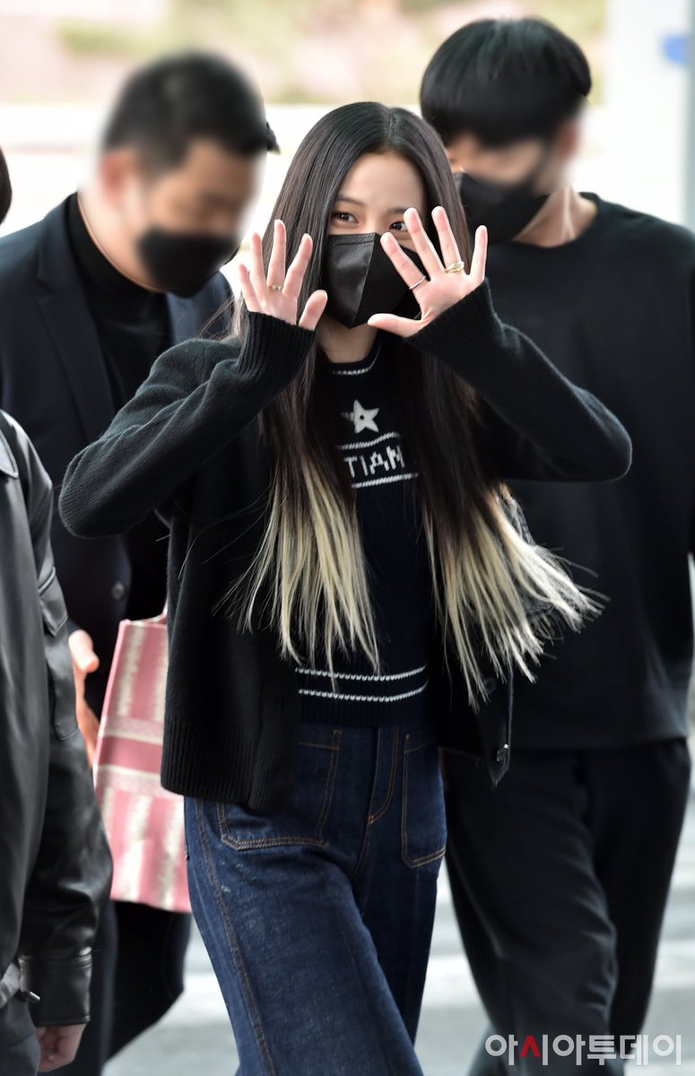 Hari ini Blinks dapet good news sama bad news. Good news Jisoo ke paris fashion week, bad news Rosie positif dan gak jadi ke paris juga 😭

GET WELL SOON ROSIE ❤️