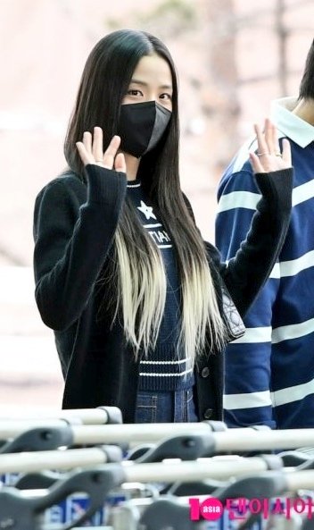 JISOO LOOKS tweet media