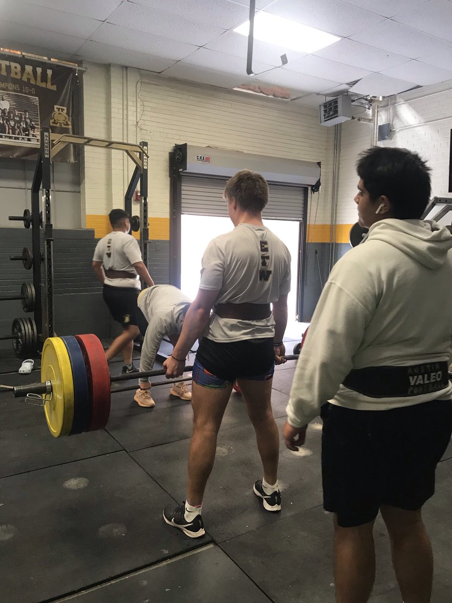 CoachPichardo's tweet photo. FridayFunDay…putting in the work to end the week and achieve Max2 goal next week. Celebrating successful fundraiser with new GoldZip-ups-THINK GOLD!
#14%🏋️
#phase1 
#DeeCee
#ETW👊🏽 https://t.co/7K01Z9uxDJ