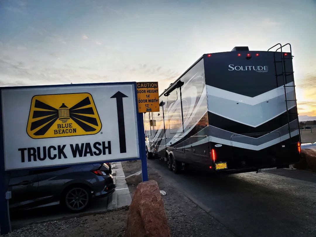 MYJ2021's tweet photo. Sometimes we just gotta wash the #RAM and the @Granddesignrv at the same time.
#BlueBeacon truck wash is awesome. You just have to work with the truckers. 😉
#RVwash
#MapYourJourney https://t.co/dP07g5xyM2