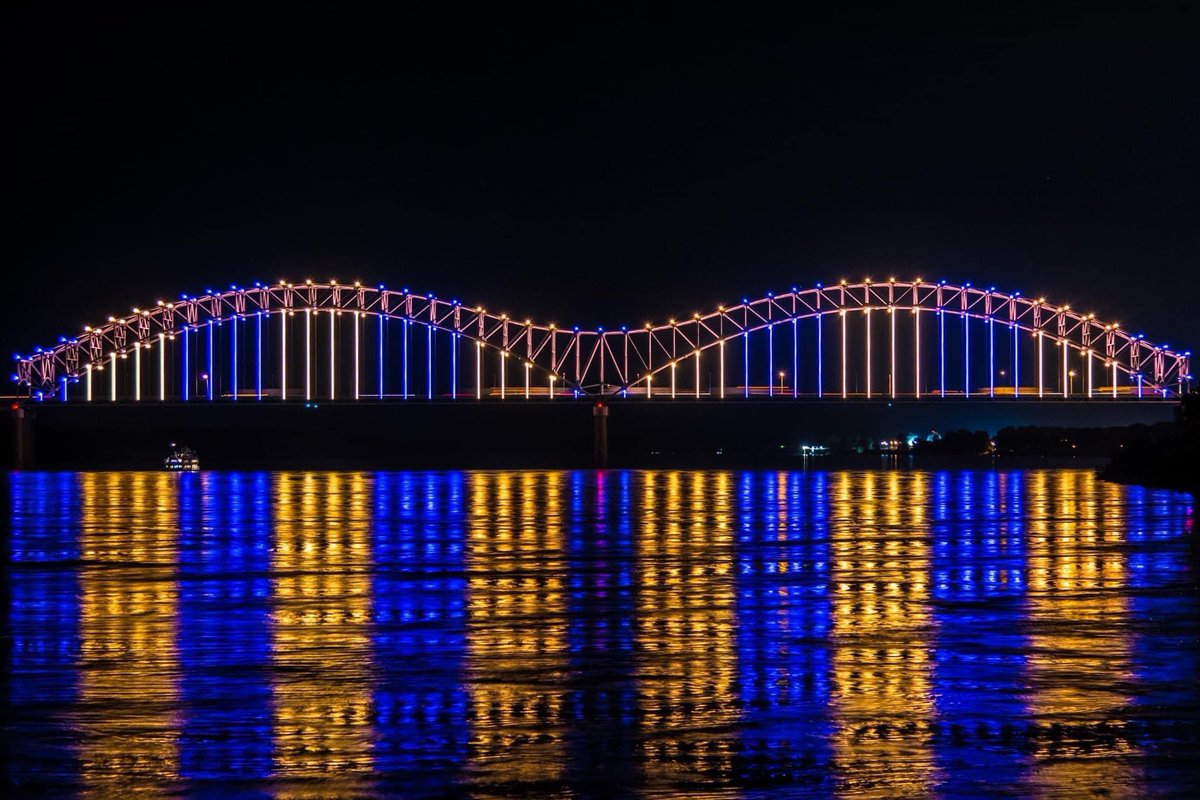 The Mississippi River bridge in Memphis lit up in support of Ukraine! 🇺🇸🇺🇦