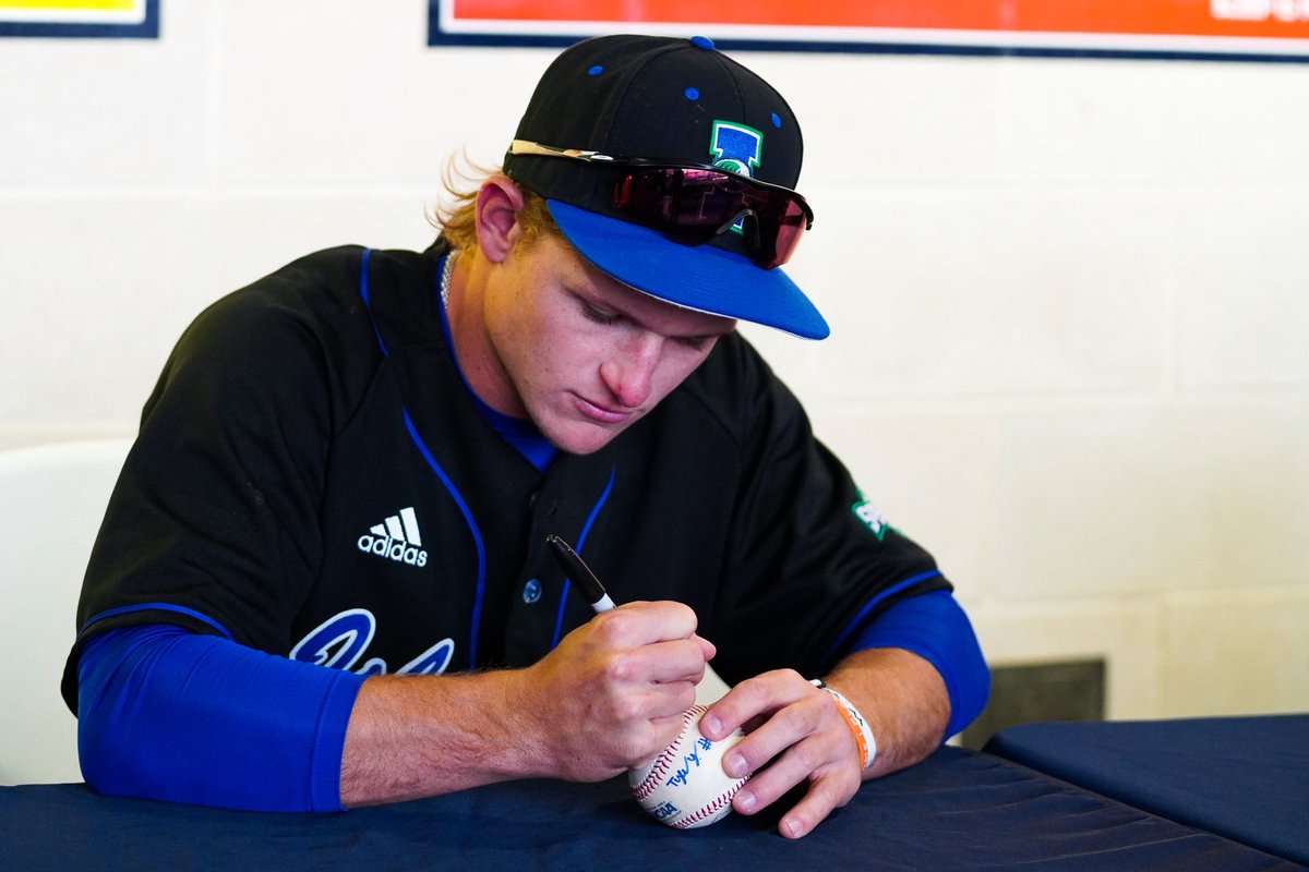 IslandersBSB's tweet photo. Happy to spend some time with our fans signing autographs!

#ShakasUp https://t.co/a0njQlugaU