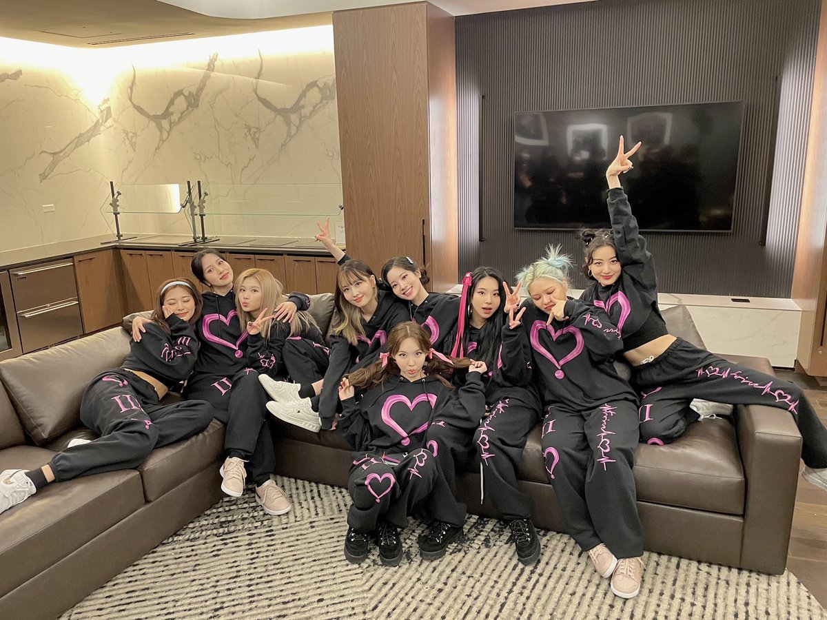 JYPETWICE's tweet image. #TWICEinUS🍭 

ONCE, How can we thank you enough for the love you&apos;ve shown us?💕 All moments in this US tour were historical for us.
With ONCE, we are never afraid to shoot higher than the stars💫
Truly, We&apos;ll meet again soon👋

#ONCE_Opens_TWICE_WORLD
#TWICE_4TH_WORLD_TOUR