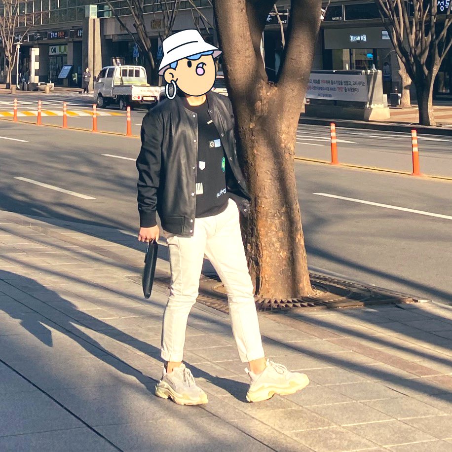 youngsun's tweet photo. Hey @doodles frens, let’s show @deekaymotion frens some dood love by showing our walking pics (or videos) with dood faces. Accepting let’s walk challenges from other communities!! #letswalk #doodles #doodlewalk #deekay #letswalkchallenge #NFT #doodlewalkchallenge https://t.co/h2BCu6axNr