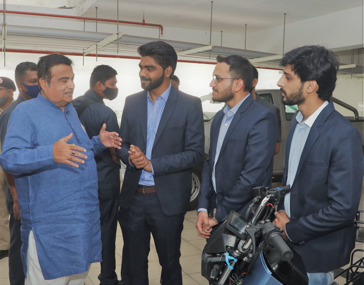 revampmoto's tweet photo. Yesterday our founders had the honour to meet the legendary Shri @nitin_gadkari ji, Minister of @MORTHIndia in Nagpur!

His passion for sustainability has left us more inspired than ever.

We hope to contribute to his vision to make the Indian EV industry number one in the world. https://t.co/hp4lamOwiE