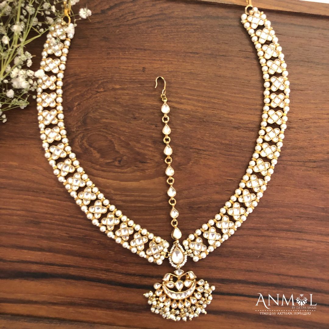 InfoAnmol1's tweet photo. Matha Patti is one of the must accessories that a lot of brides are choosing to wear these days. Silver base 22c gold plated white kundan Matha Patti handcrafted with so much love will add perfection to your final look. #22caratgold #goldplatedjewelry #silverjewelry #onlyatanmol https://t.co/f4QMEDgLM7