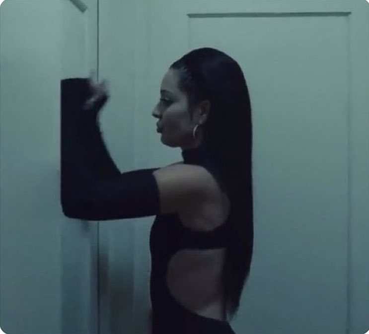 Tasnim517's tweet photo. me in front of sam levinson’s door demanding them to bring ashtray back to life #Euphoria #EuphoriaFinale https://t.co/atr5SJ1RX4