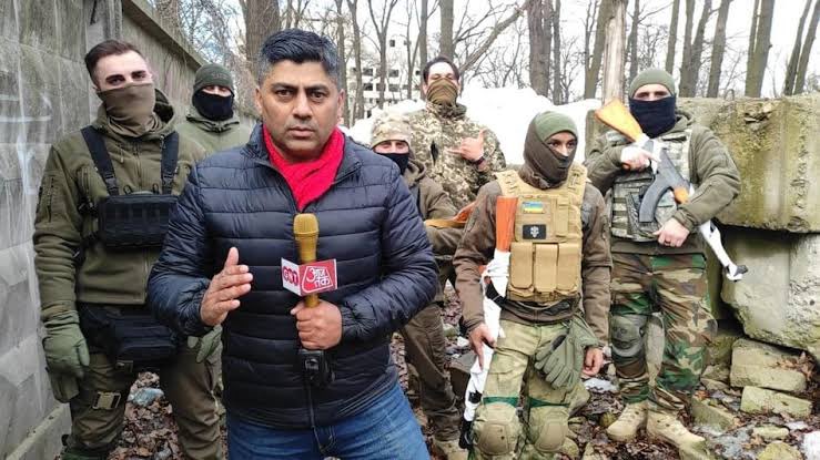 Shehzad_Ind's tweet photo. Who is the journalist between these two? 

RT &amp; Comment https://t.co/Z5EEqnsLZj