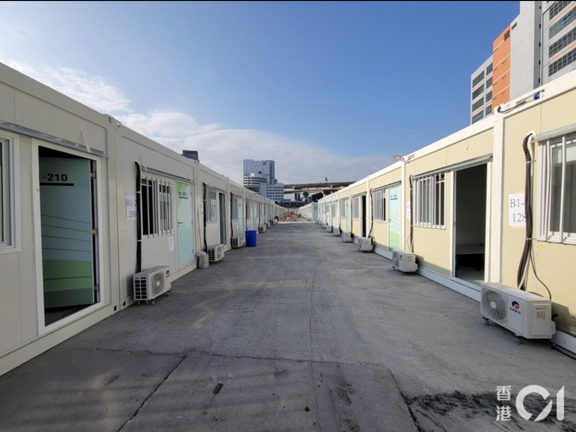 pakwayne's tweet image. HK01 looked around the isolation units in Tsing Yi and found there were only communal toilets and most units were empty. 

Chinese state media said the units be delivered by today (Feb 28) 

hk01.com/article/741033…