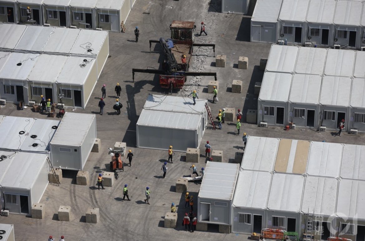 pakwayne's tweet image. HK01 looked around the isolation units in Tsing Yi and found there were only communal toilets and most units were empty. 

Chinese state media said the units be delivered by today (Feb 28) 

hk01.com/article/741033…