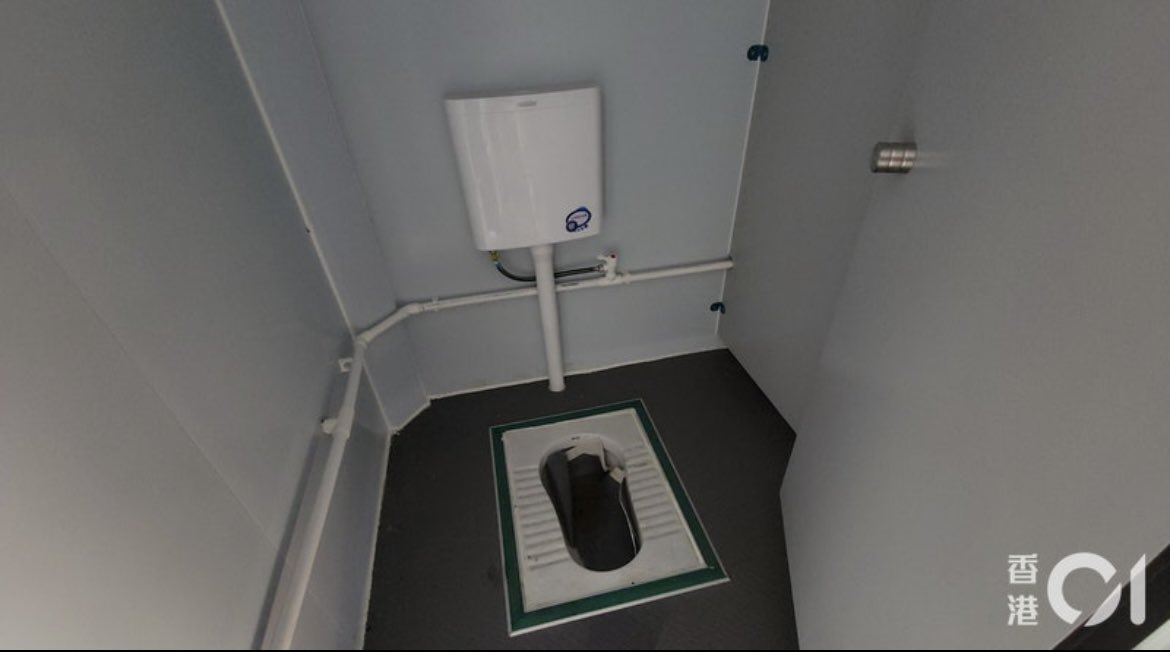 pakwayne's tweet image. HK01 looked around the isolation units in Tsing Yi and found there were only communal toilets and most units were empty. 

Chinese state media said the units be delivered by today (Feb 28) 

hk01.com/article/741033…