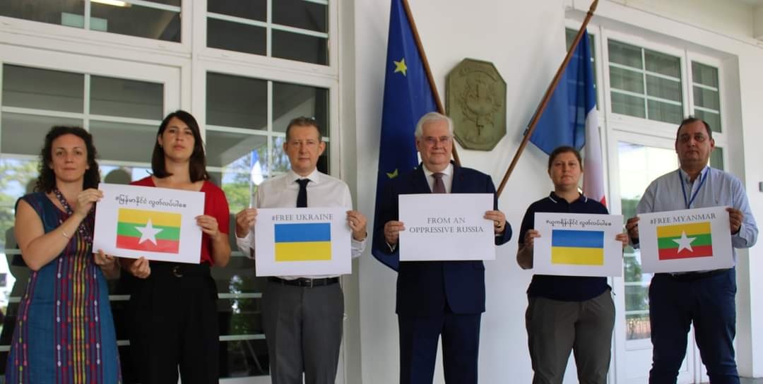 NiLay0515's tweet photo. The France Embassy in Myanmar is protesting today, demanding that the rights and freedoms of the people of #Myanmar 🇲🇲 and #Ukraine 🇺🇦 be fully respected.  80 CHILDREN HELD AS HOSTAGES  #2022Feb28Coup #WhatsHappeningInMyanmar https://t.co/KkPbkfq59Q