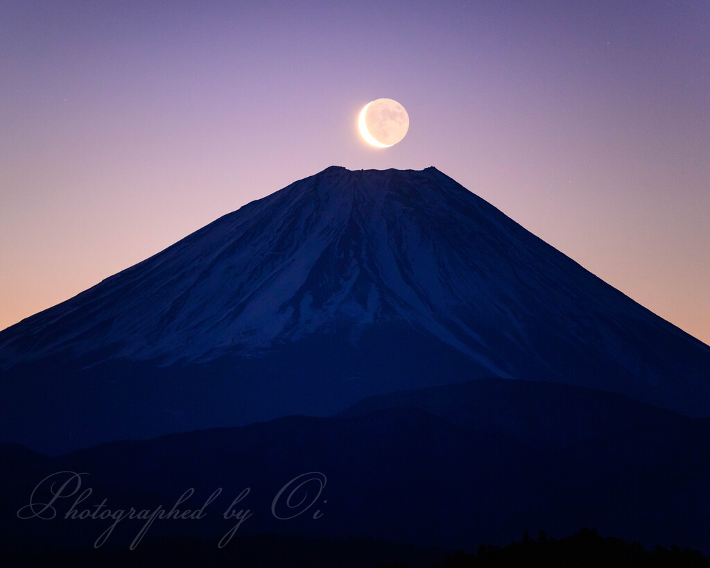 今朝、富士山の上に昇った細月。 何か昔話でも始まりそうです。