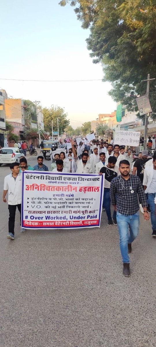 AvasthiNitin786's tweet photo. जिनके दर्द को कोई नहीं समझता उनका मरहम हुं मैं।
जिन आंखों के आंसु कोई नहीं पोंछता उनका उन आंखों का सुकून हुं मैं।
कर लेता हुं कम वेतन पर भी अपना गुजारा क्योंकि *राजस्थान का पशु चिकित्सक* हुं मैं।
#increase_vetstipend 
#IncreaseVeterinaryStipend
@ashokgehlot51 @KatariaLalchand https://t.co/DUQFz3lEen