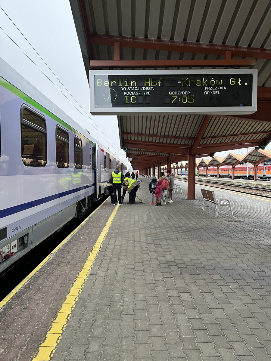 Soeben ist am Bahnhof Przemyśl, in der Nähe des polnisch-ukrainischen Grenzübergangs Medyka, ein Direktzug nach Berlin gestartet. Sehr viele Sitzplätze waren frei. 

#Poland #Ukraine #Medyka