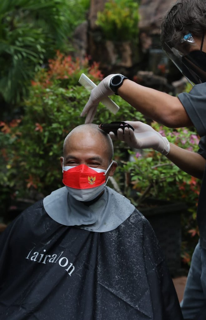 Hari ini di Semarang, saya ikut gerakan temen2 Yayasan Kasih Anak Kanker Indonesia dg cukur gundul dan donasi. 

Untuk seluruh anak-anak pejuang kanker, tetap semangat kami bersamamu. 💪🏻 Lekas sehat ya.