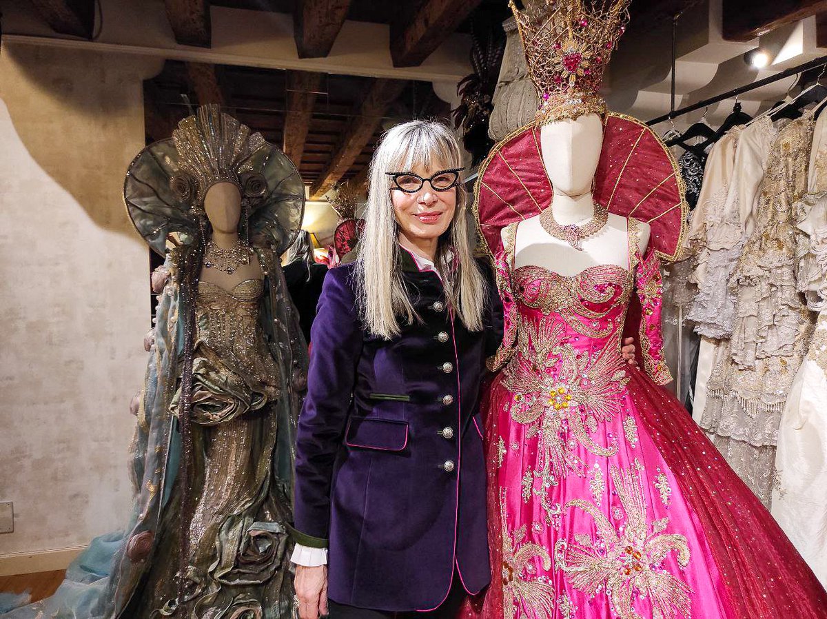 SimonVenturini's tweet photo. #CARNEVALE • Gli splendidi abiti di #AntoniaSautter!

Un esempio di eccellenza dell'#artigianato veneziano reso possibile dall'eleganza e creatività della grande stilista.

Suoi i vestiti sfoggiati a @IlBallodelDoge, il gran gala andato in scena questo fine settimana a #Venezia. https://t.co/5FhtoPlsgC