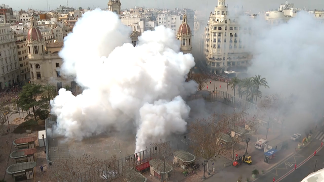 apunt_media's tweet photo. 🔥 La Cordà, la Despertà, la Mascletà i la Crida. En À Punt encetem les #Falles2022 al costat de fallers i falleres. Consulta tots els actes en què estarem per a no perdre-te'n cap i veure'ls des de casa: https://t.co/naC3BlYGE0 #LesFallesÀPunt 

📺 Demà, primera #Mascletà!💥👏 https://t.co/0QzOvFtr94
