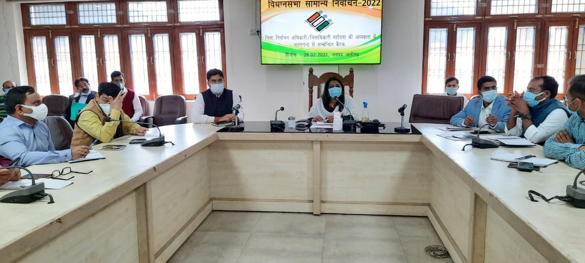 DeoAligarh's tweet photo. विधानसभा सामान्य निर्वाचन 2022 की मतगणना की तैयारियों को लेकर समस्त आर/एआरओ व नोडल अधिकारियों के साथ समीक्षा बैठक कर आवश्यक निर्देश दिए। 
@Dm_Aligarh 
@ceoup 
@ECISVEEP 
@SpokespersonECI 
@AligarhCdo https://t.co/m6MJiSr7Ob
