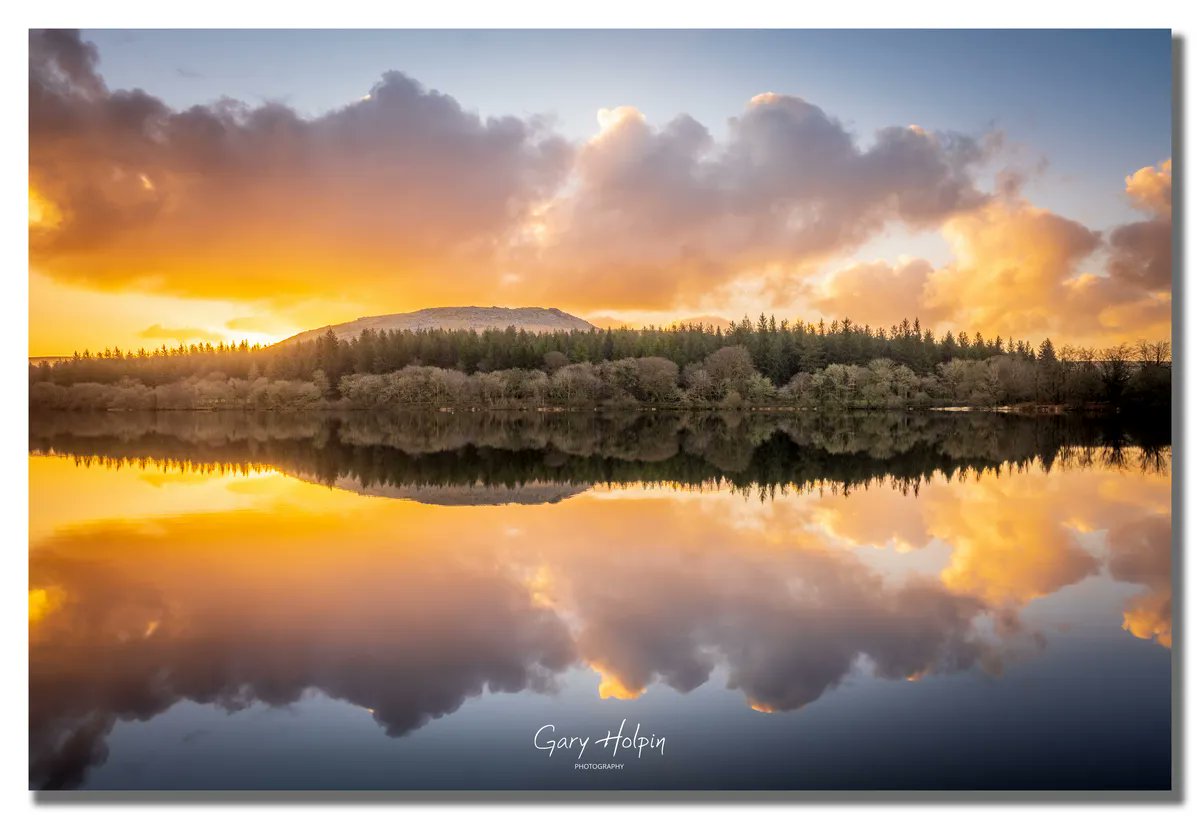 Good morning! Today's photo is a beautiful winter sunrise over a calm Burrator Reservoir #Dartmoor.... 👇👇👇

<a href="/DevonLife/">Devon Life</a> <a href="/ThePhotoHour/">#ThePhotoHour</a> <a href="/stormhour/">#StormHour</a> <a href="/VisitDartmoor/">VisitDartmoor</a> <a href="/VisitDevon/">Visit Devon</a> 
 
#photooftheday #MondayMotivation #Dartmoor #Lovedevon