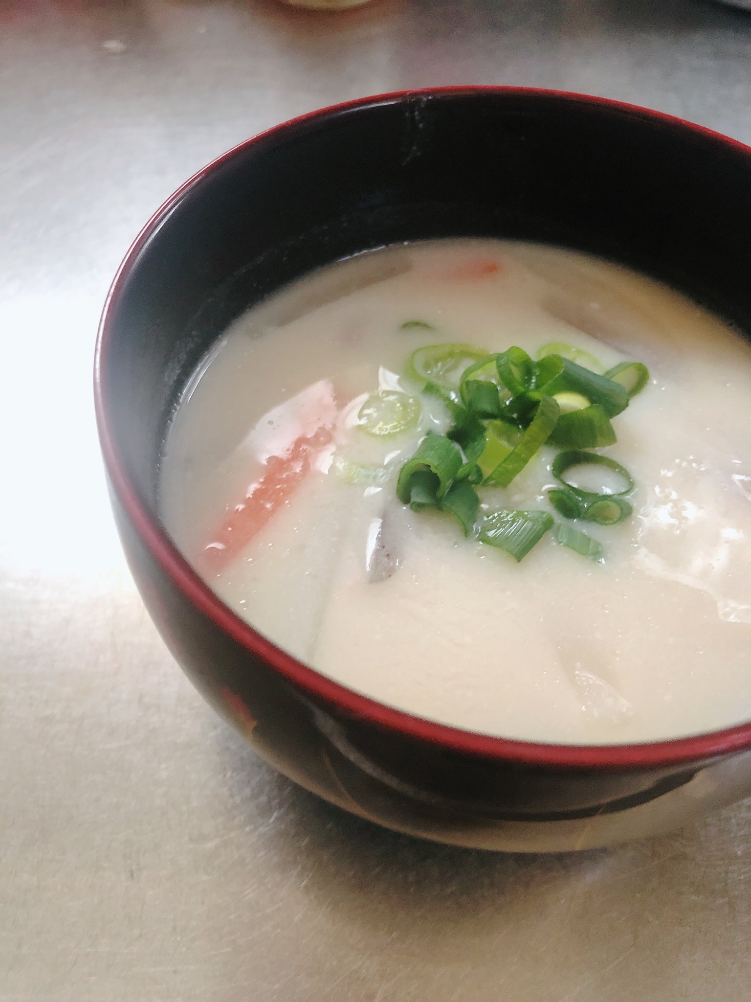 残さず食べればゼロカロリー 数年ぶりに粕汁を作った 味見しては いや うまっ 自画自賛 めっちゃ美味しくできた こんなん1リットル食べれるわ 日本酒も美味しいけど 酒粕って美味しい天才 粕汁 今日の夜ご飯 T Co Zyafpyj5w0