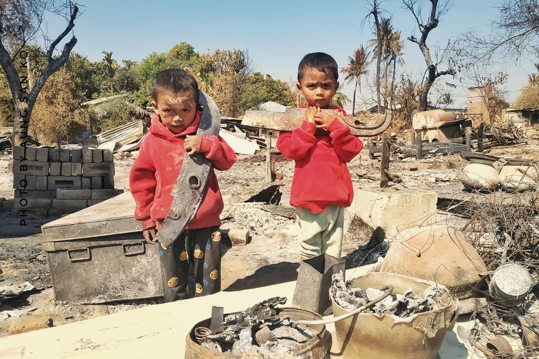 wutyee321's tweet photo. Scenes after military terrorists set fire to houses in Pearl, Sagaing Division, Myanmar.
#February28Coup
#TheMilitaryCoup
#StopTheWar
#SaveTheChildens 
#WhatsHappeningInMyanmar https://t.co/aebHh7yxcq