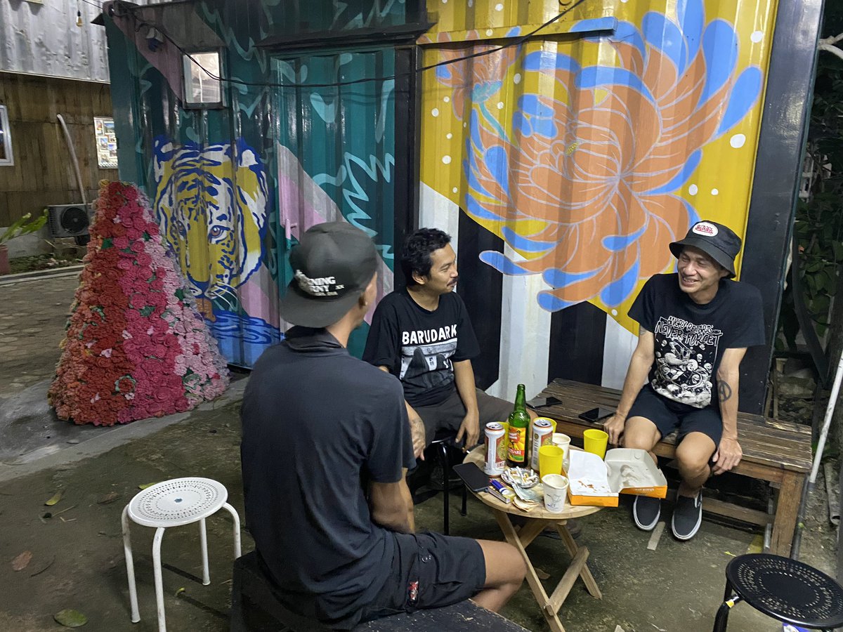 Hangout in front of <a href="/RuruShop/">RURU Shop</a> with martabakintis. Apa the f**k 😆✨