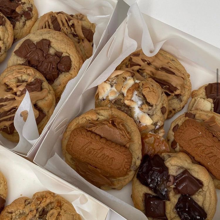 rntmlou's tweet photo. Just got these delicious cookies !! I wonder who they're from haha :) x https://t.co/1BvEaxTZOa